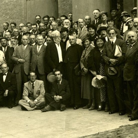 Devant l'entrée du muséum en 1936