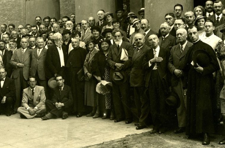 Devant l'entrée du muséum en 1936